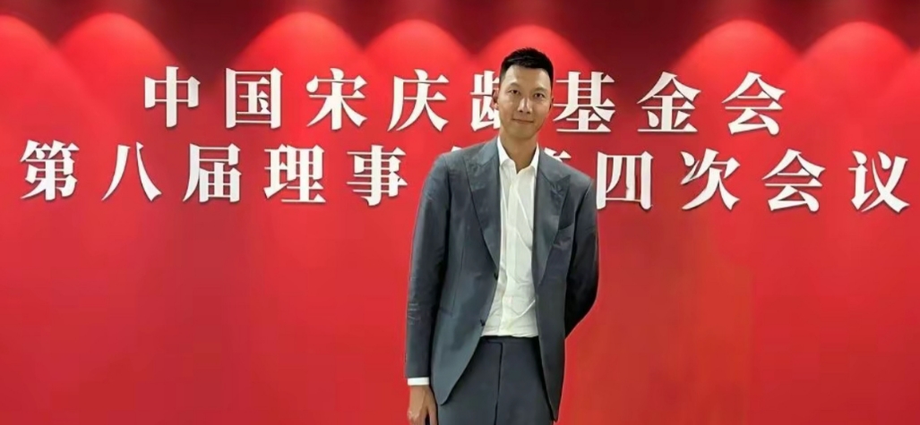 ??易建聯(lián)出席宋慶齡基金會(huì)會(huì)議 五個(gè)月來(lái)首次公開露面