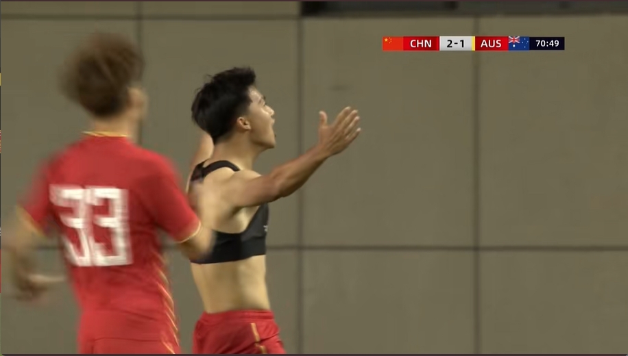 脫衣慶祝！梁仕宇頭球接力破門，國少3-1領(lǐng)先澳大利亞U16