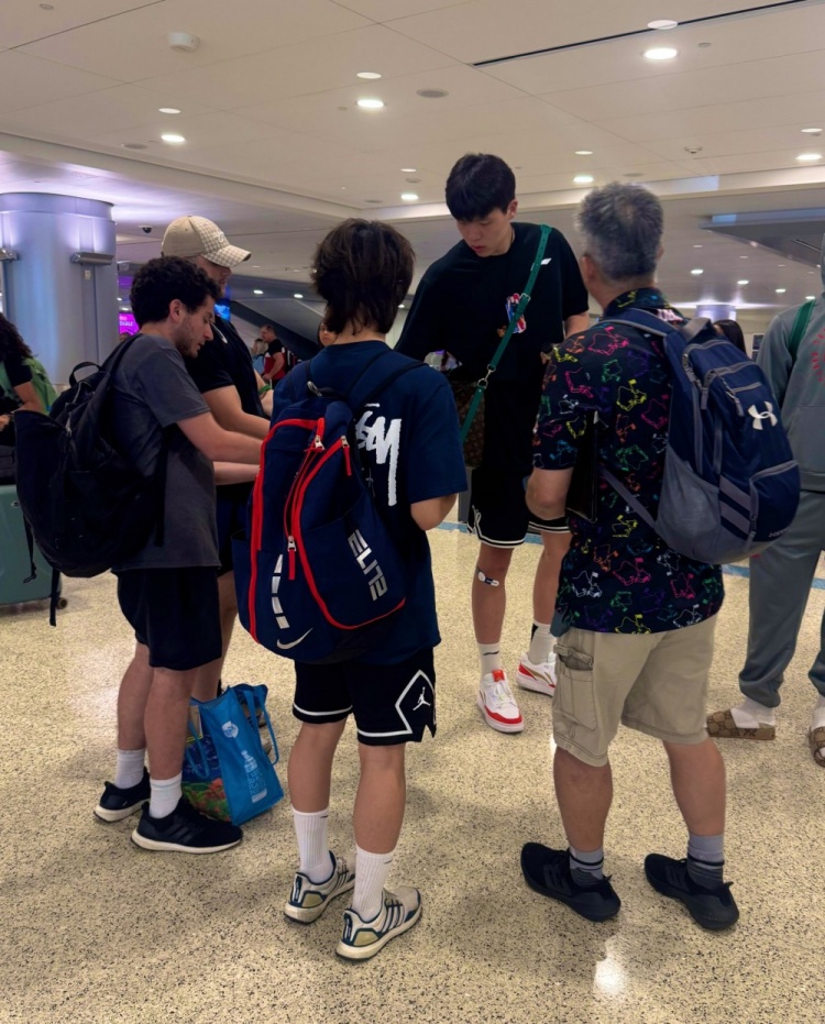 開拓者隊記曬楊瀚森給球迷簽名照片：他已經出名啦！