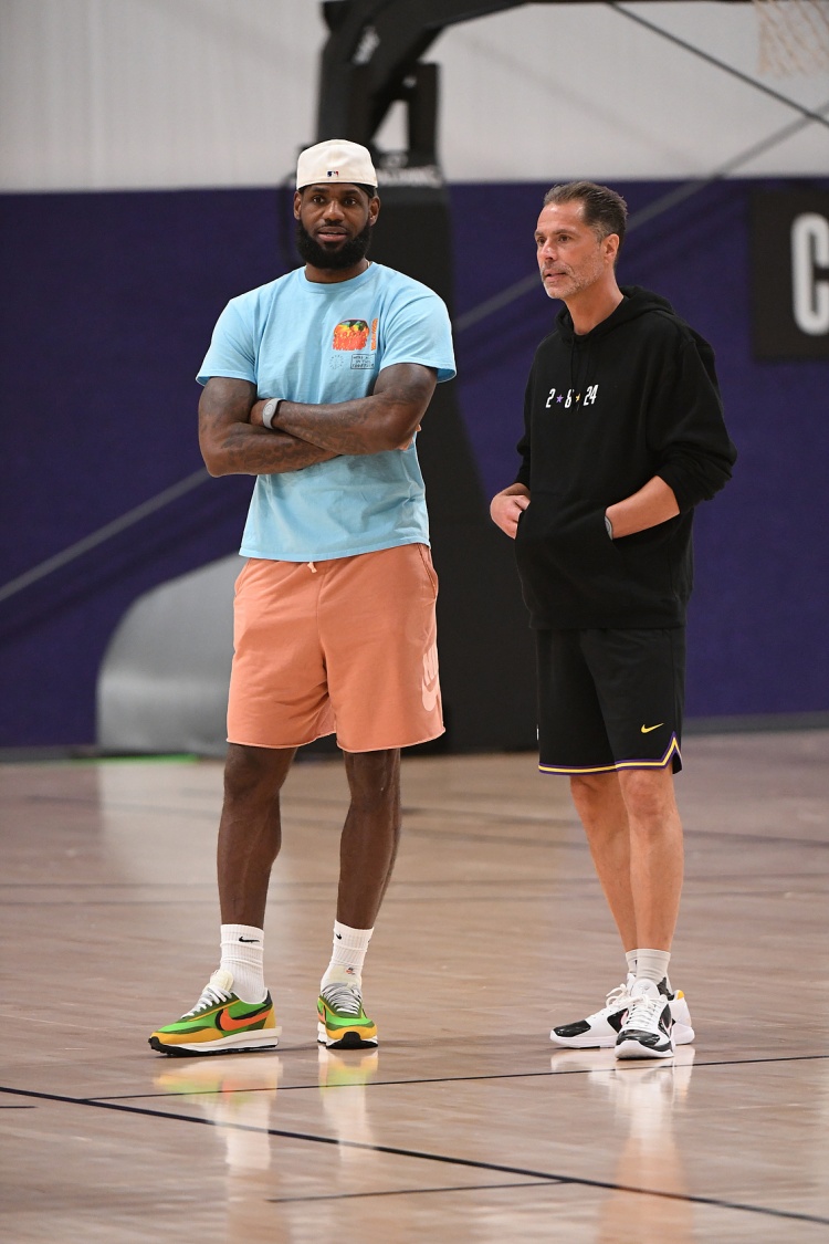 NBA高管：到現(xiàn)在湖人也沒宣布過詹姆斯執(zhí)行了選項(xiàng) 這非常奇怪??