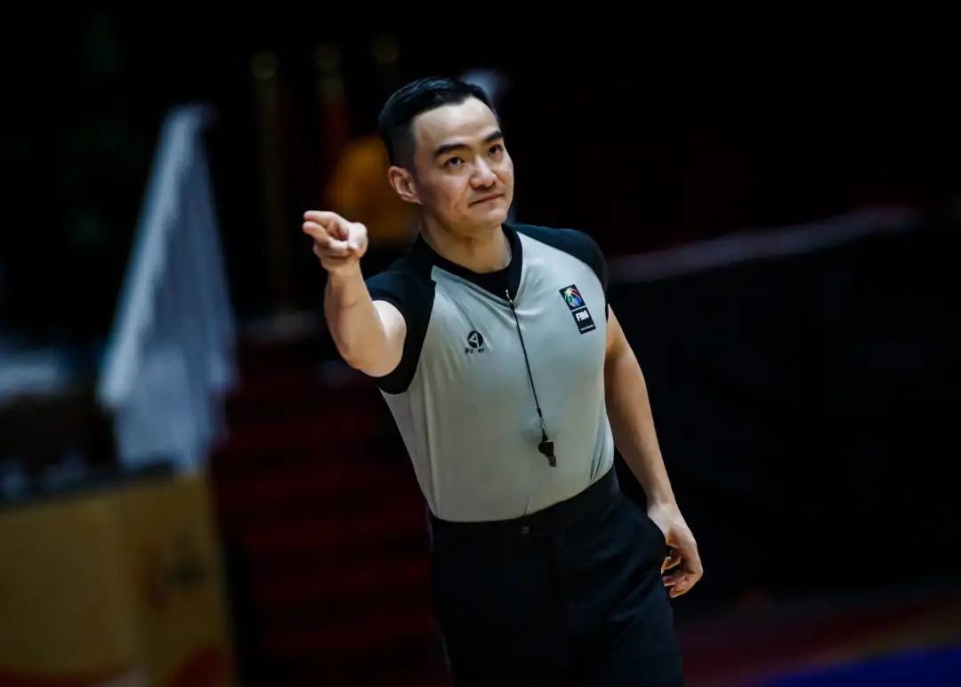 中國元素+1??上賽季CBA十佳裁判之一的孫健吹罰開拓者vs灰熊