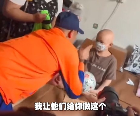 韓鵬、王大雷看望患癌小球迷，一同約定慶祝動作